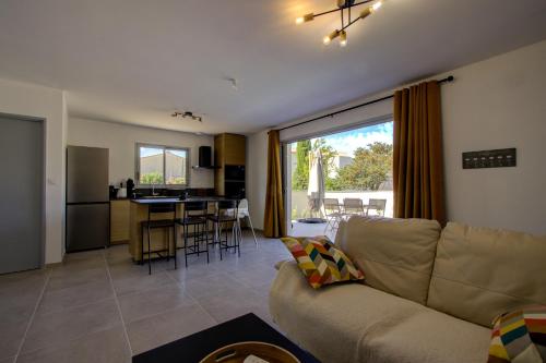 Villa de plain-pied au centre du village avec piscine privée (Villa de plain-pied au centre du village avec piscine privee) in Sk