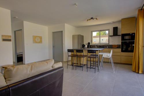 Iekārtas, Villa de plain-pied au centre du village avec piscine privée (Villa de plain-pied au centre du village avec piscine privee) in Sk