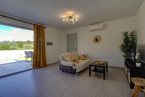 Koplietošanas atpūtas telpa ar TV, Villa de plain-pied au centre du village avec piscine privée (Villa de plain-pied au centre du village avec piscine privee) in Sk