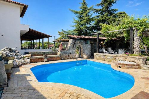 Saltos Village House - Peaceful Poolside Retreat – khách sạn tại Triglia