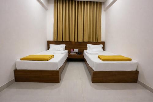 2 twin beds