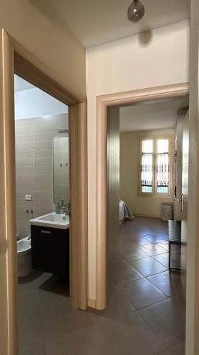 Bathroom, Blue Roof in Fidenza