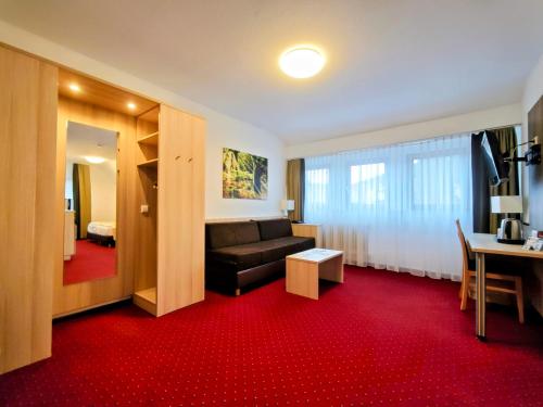 1 queen bed, 2 twin beds