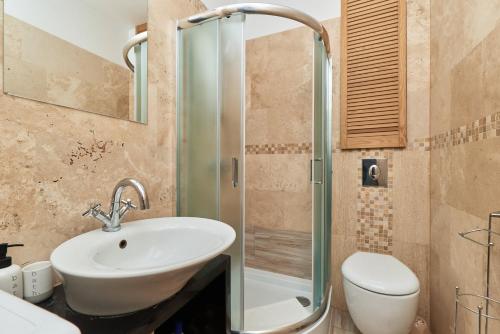 Rynek Apartment The Heart of the City by Noclegi Renters - image 5