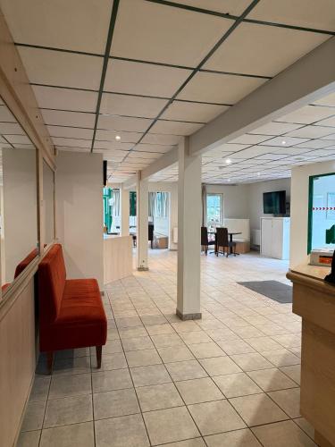 Фойє, Mot Hotel in Клей-Суалі