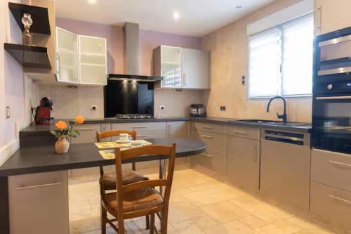 virtuve, Villa L'Oasis du Rhône & Piscine privée (Villa L'Oasis du Rhone & Piscine privee) in Charmes Sur Rhone