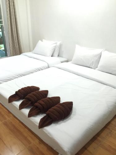 Thabthungthong Longkhaeng Homestay Set in a prime location of Satun, Thabthungthong Longkhaeng Homestay puts everything the city has to offer just outside your doorstep. The property offers a high standard of service and amenities to s