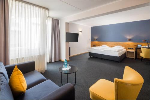 1 king bed, 1 twin bed