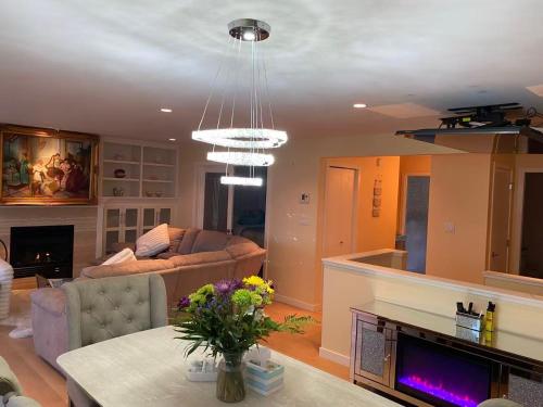 Beachbreeze Oceanfront 4BR1Den4BA Romantic Sunrise & Celestial Views in Brentwood Bay