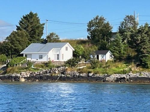 Viesnīcas āriene, Historic Cabin By The Atlantic Ocean Road in Vevang