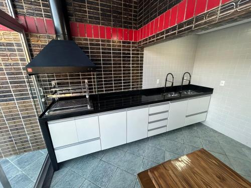 Apto 4 Dormitórios com vista mar, wifi, Netflix, área gourmet, ar condicionado – khách sạn tại Vila Tupi