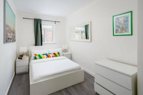 Contemporary 2 Bedroom Apartment in Angel - image 23