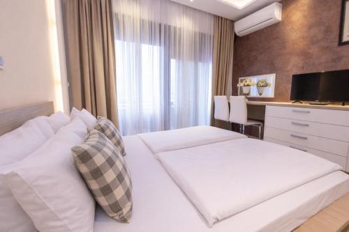1 queen bed, 1 sofa bed