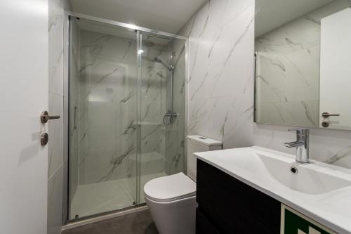 ห้องน้ำ, Casa da Chica - Oliveira Apartmento 2º Drt in โกสตา