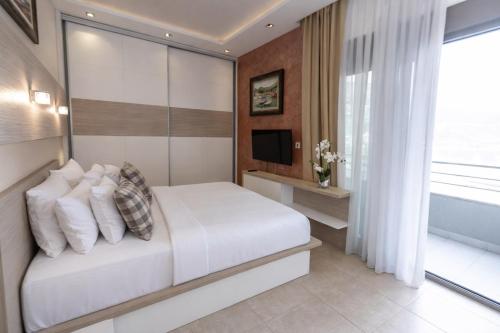 1 queen bed, 1 sofa bed