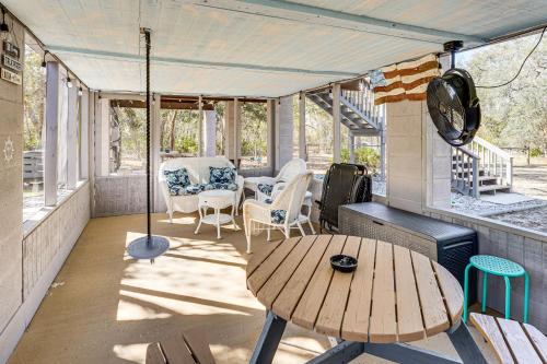 < 1 Mi From Suwannee River, Hideaway w/ Lanai in Bell (FL)