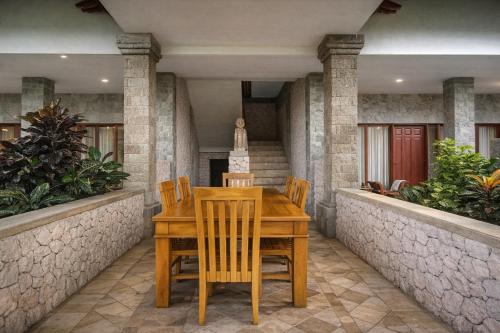 Afficher, matahari inn kuta lombok in Kuta