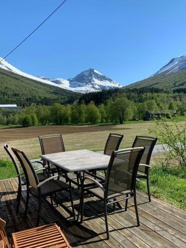 Viesnīcas āriene, Historic Log House At The Foot Of Middagstind in Måndalen