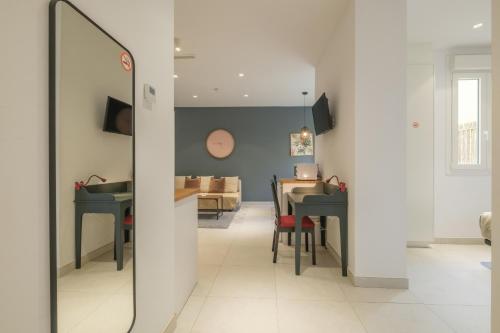 Chic & Comfortable Apartment, Private Terrace 3