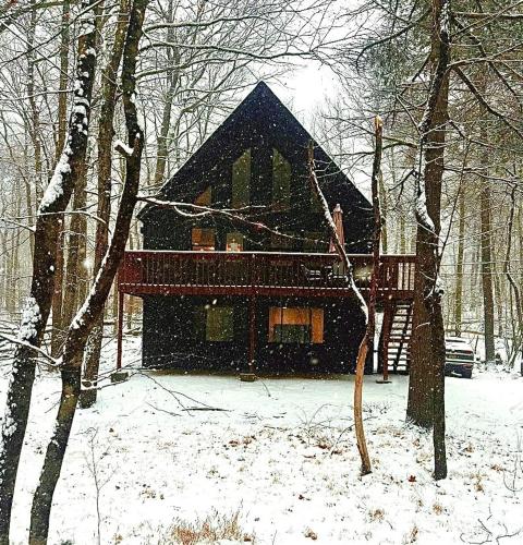 A-Frame Chalet Lodge With Fire Pit Near Shawnee in Marshalls Creek