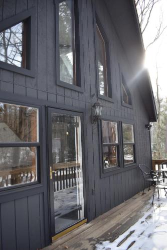 A-Frame Chalet Lodge With Fire Pit Near Shawnee in Marshalls Creek