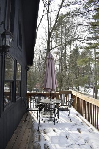 A-Frame Chalet Lodge With Fire Pit Near Shawnee in Marshalls Creek