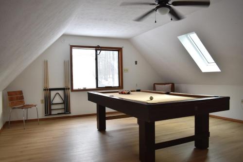 A-Frame Chalet Lodge With Fire Pit Near Shawnee in Marshalls Creek