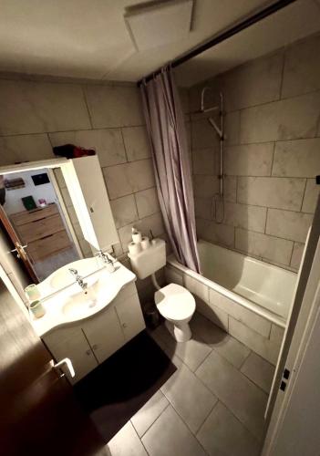 浴室, Design Apartment Black Forest Retreat Bad Herrenalb in 巴特黑倫阿爾布市中心