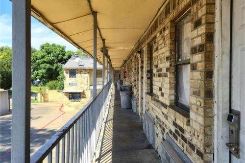 Balcony/terrace, Mi Amor Inn & Suites by Hotel O Dallas Tx Hwy 352 in Cedars