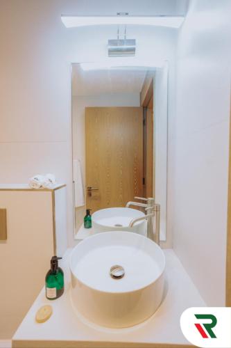4 Bedroom Burj View Apartment In Downtown Dubai - image 14