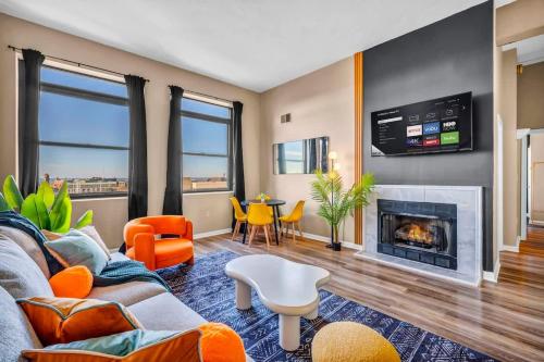 Colorful 2Bed Apt Heart of Downtown Lake Views