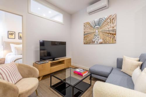 Bright 2-Bed Apartment in Las Letras Madrid - image 7