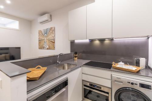 Bright 2-Bed Apartment in Las Letras Madrid - image 6