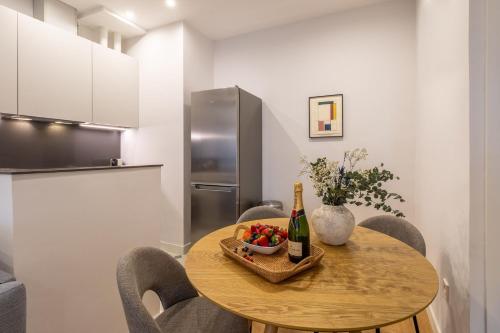 Chic 2-Bed Apartment in Las Letras Madrid - image 3
