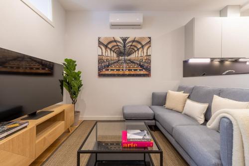 Chic 2-Bed Apartment in Las Letras Madrid - image 2