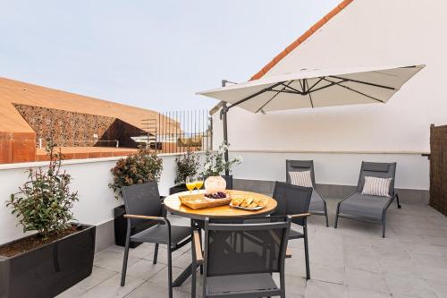 Charming Attic with Terrace in Las Letras - image 4