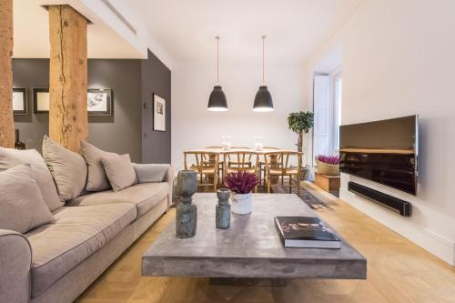 Spectacular 3-Bed Apartment in Central Madrid - image 2