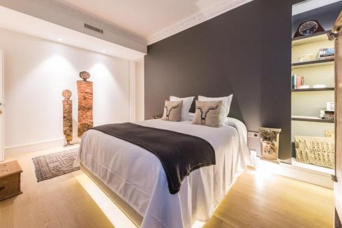 Spectacular 3-Bed Apartment in Central Madrid - image 6