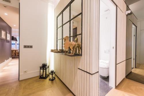 Spectacular 3-Bed Apartment in Central Madrid - image 11