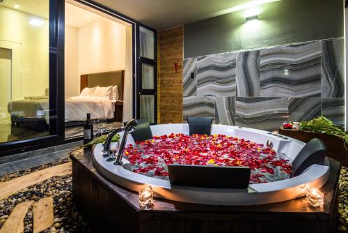 room detail thumbnail 2