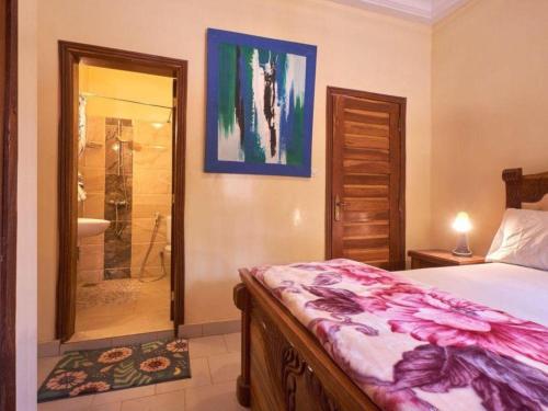 Fürdőszoba, Tekrour- la case des hotes-Chambre double, proche de la plage in Mbour