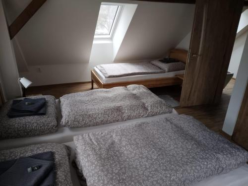 3 twin beds