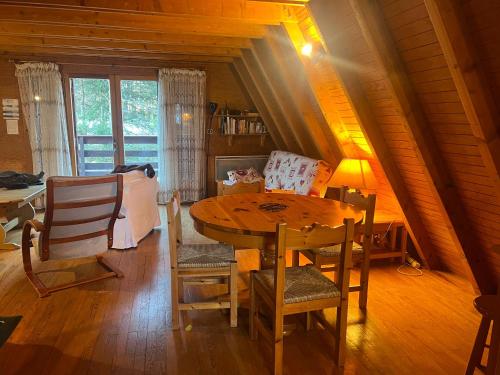 Chalet 3 Pièces avec Terrasse et Parking Gratuit - FR-1-504-620