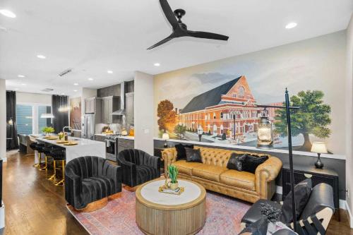 Luxury Gated Duo Sleeps 24 Karaoke & Rooftop – khách sạn tại Germantown