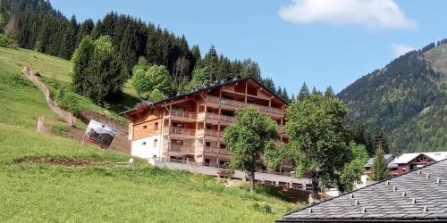 Ski-In Ski-Out Mountain View with Balcony in Le Biot