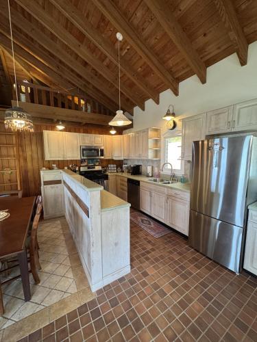 BLUE PEARL VILLA in St John USVI - breathtaking ocean views, private pool, backup power, air conditi in Central