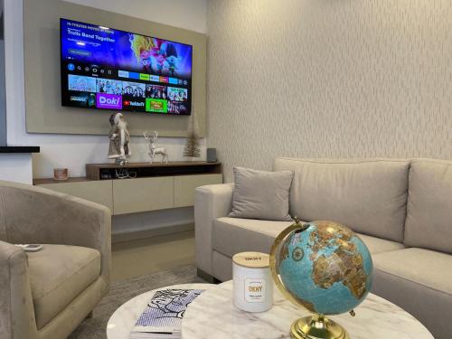 Luxury Apartment in Great Area!