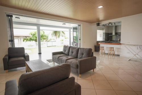 3BR Beachfront Villa Steps from the Lagoon in パオパオ