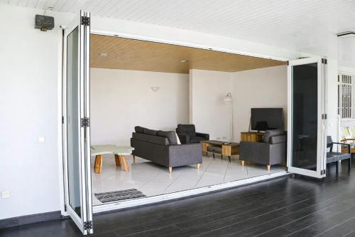 3BR Beachfront Villa Steps from the Lagoon in パオパオ