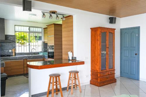 3BR Beachfront Villa Steps from the Lagoon in パオパオ